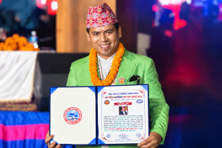 जापानमा रहेर नेपाली लोकसङ्गीतमा योगदान दिँदै आएका परदेशी गायक सूर्य खड्का ‘उत्कृष्ट वर्ष गायक–२०८३’ बाट सम्मानित
